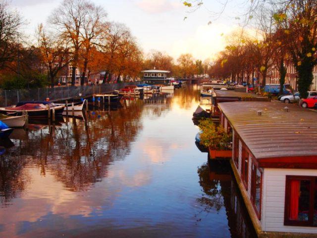 Marnix  Houseboat Apartment - Click any photo see a photo album in a new window.