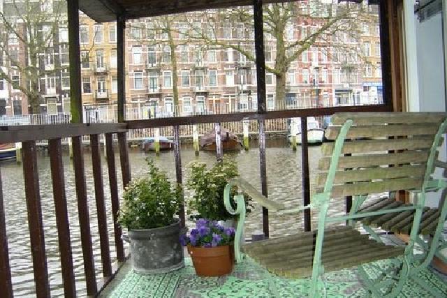 The Lilly Houseboat Apartment - Click any photo see a photo album in a new window.