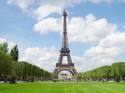 Romantics Can't Get Enough Of Paris - Romantics are still flocking to Paris long after Valentine's Day has passed.