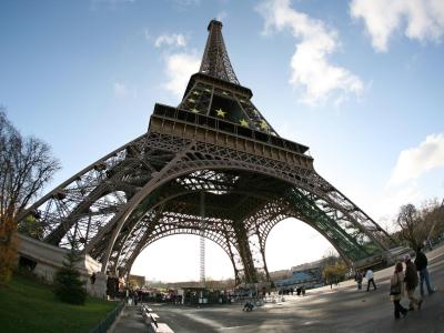 Paris Voted Most Romantic City To Propose - Britons planning to propose abroad think Paris is the most romantic destination to pop the question.