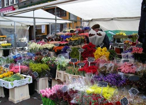 A bustling market to grab a bargain.